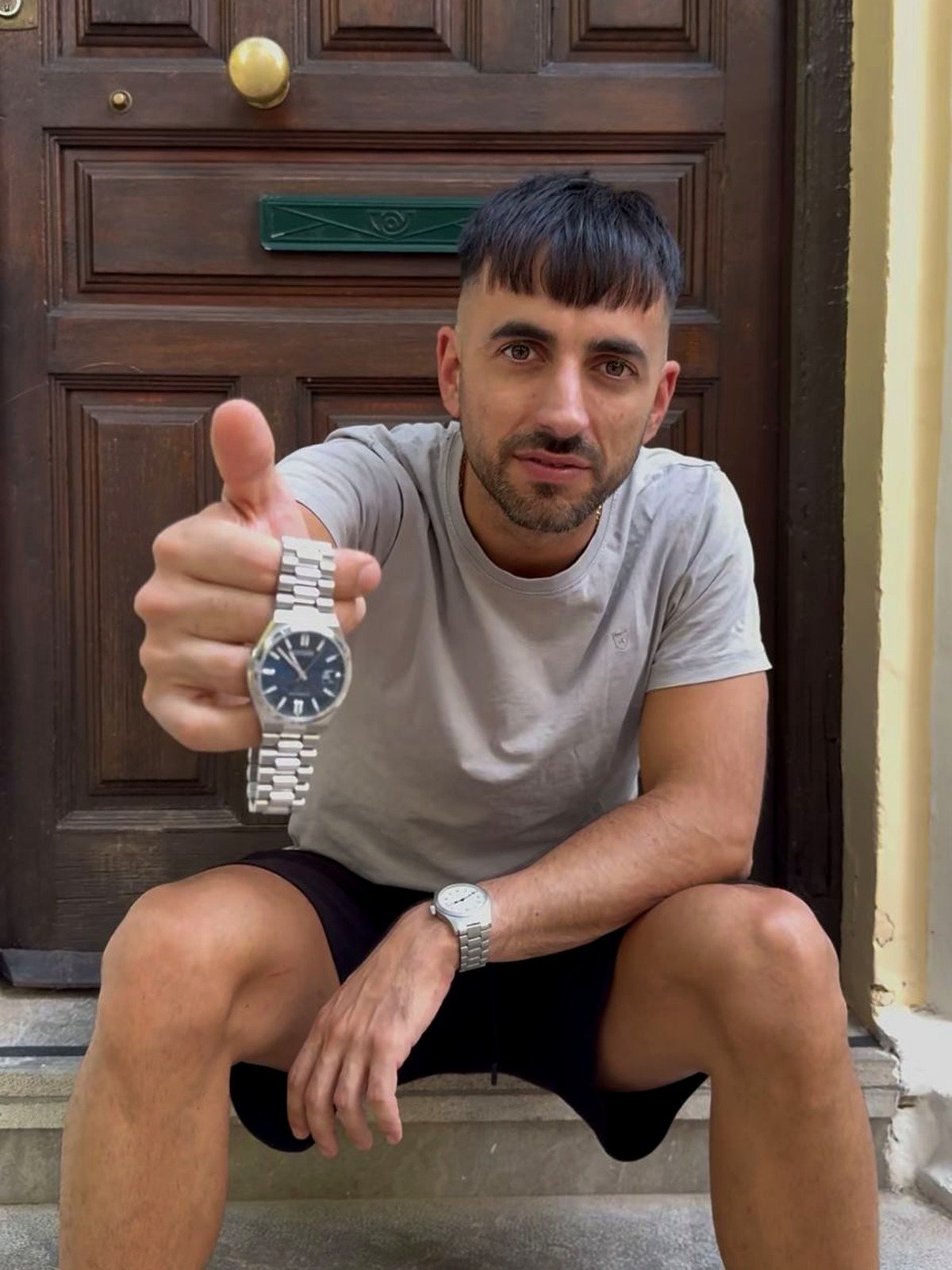 Olegario, en su portal de Granada, enseñando a cámara un reloj que acaba de comprar