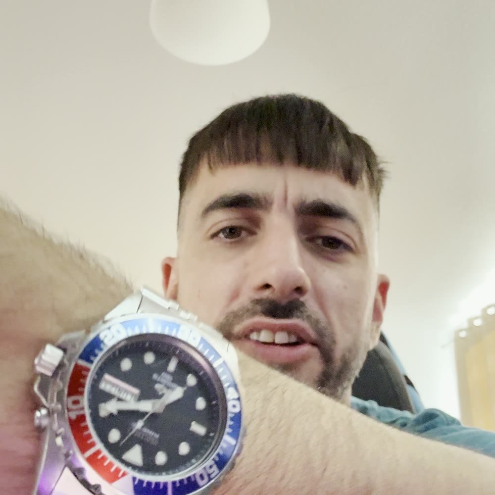 Olegario, sonriendo, con un Seiko Kinetic Pepsi en la muñeca