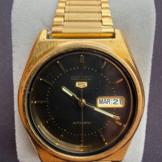 Seiko 5 automático vintage negro y dorado 7S26-057 — segunda foto